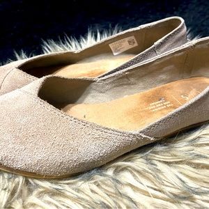 Toms Jutti flats! Super cute taupe leather. Still in great shape!